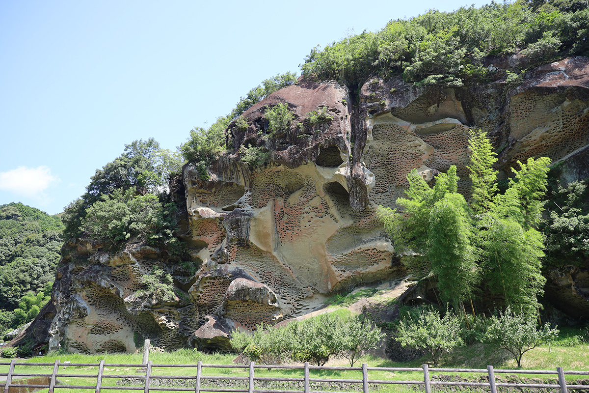 虫喰岩（むしくいいわ）